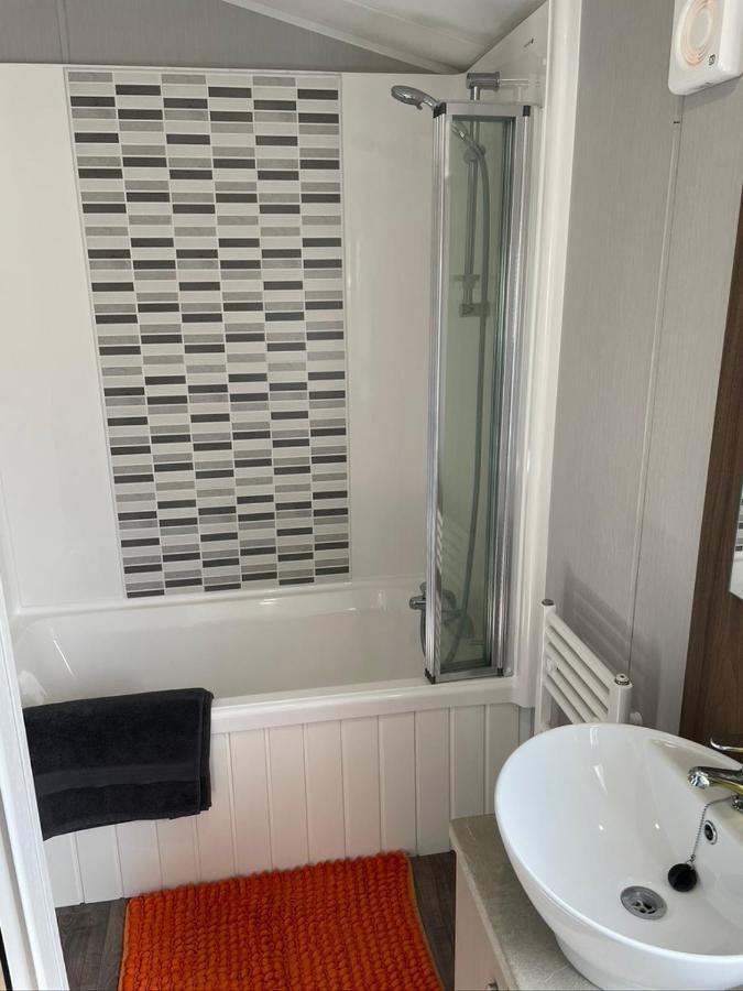 6 Berth Comfy Homely Caravan, Dog Friendly Belton with Browston 외부 사진
