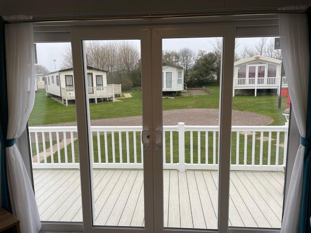 6 Berth Comfy Homely Caravan, Dog Friendly Belton with Browston 외부 사진