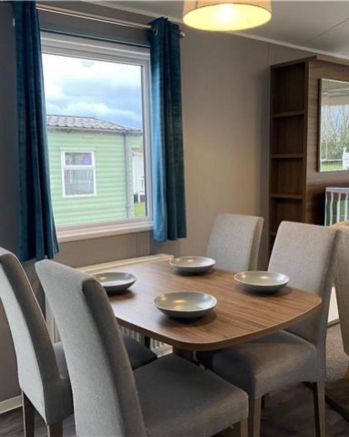 6 Berth Comfy Homely Caravan, Dog Friendly Belton with Browston 외부 사진